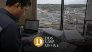 Dokumen due diligence di samping peta konsesi untuk akuisisi perusahaan tambang