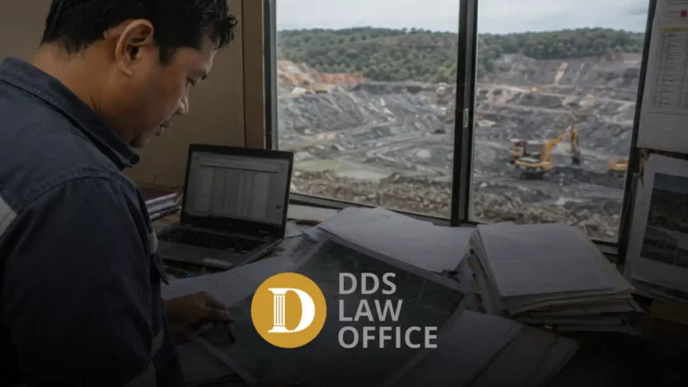 Dokumen due diligence di samping peta konsesi untuk akuisisi perusahaan tambang
